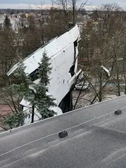 Wiatr zerwał dach z budynku szkoły (VIDEO) - AKTUALIZACJA