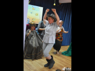 Teatr w "Bajce". Rodzice zagrali dla dzieci spektakl na motywach polskich legend 