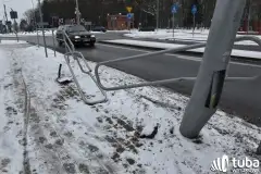 Staranował barierki i uciekł