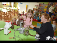 "Dawniej i dziś". Seniorzy z wizytą u przedszkolaków