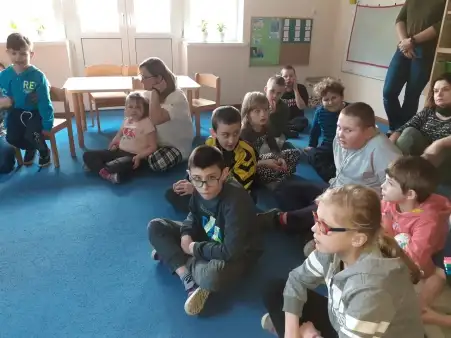 Przyjaciele szkoły czytają dzieciom w Brańszczyku