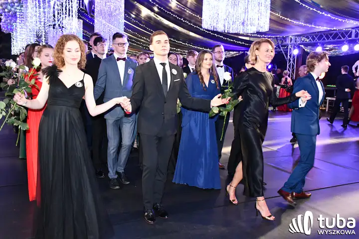 "Norwidziaki, niech ta noc zawsze pozostanie w naszych sercach". Studniówka I LO w Wyszkowie (VIDEO)
