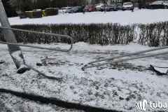 Staranował barierki i uciekł
