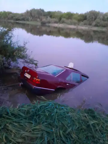 Mercedes stoczył się do rzeki (VIDEO)