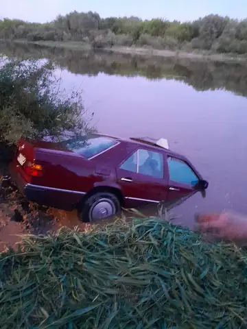Mercedes stoczył się do rzeki (VIDEO)