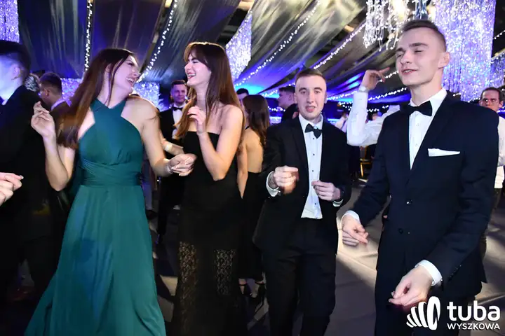 "Na tę noc czekaliśmy cztery, a nawet pięć lat". Studniówka Zespołu Szkół nr 3  (VIDEO)