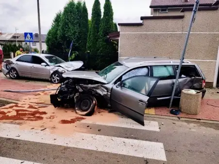 Nie ustąpił na skrzyżowaniu. Dwie osoby ranne