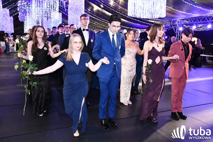 "Norwidziaki, niech ta noc zawsze pozostanie w naszych sercach". Studniówka I LO w Wyszkowie (VIDEO)