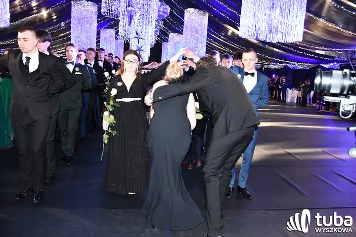"Norwidziaki, niech ta noc zawsze pozostanie w naszych sercach". Studniówka I LO w Wyszkowie (VIDEO)