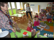 "Dawniej i dziś". Seniorzy z wizytą u przedszkolaków