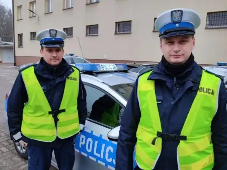 Policjanci eskortowali rannego chłopca w drodze do szpitala (video)