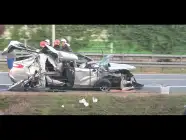 Zderzenie osobówki z tirem na S8. Ford "wciśnięty" w bariery ochronne