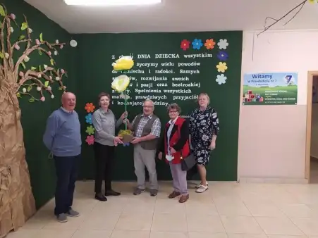Seniorzy z życzeniami u przedszkolaków