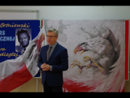"Moje słowa dolecą do Niepodległej" - w "Dwójce" konkursowo recytowali Broniewskiego