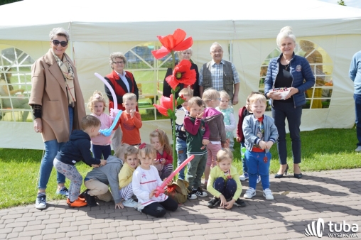 Seniorzy z życzeniami u przedszkolaków