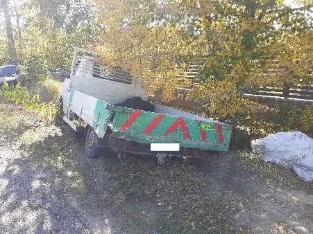 Najpierw w auto, potem w drzewo