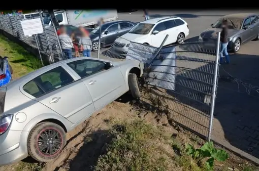 Wjechały w ogrodzenie, uszkodziły samochody, uciekały przed policją. Trzy młode kobiety były kompletnie pijane
