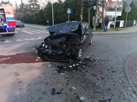 Nie wyhamował przed rondem - wjechał w autobus