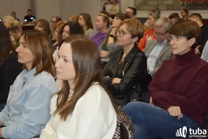 „Łatwo przeoczyć wołanie o pomoc”. O młodzieży i uzależnieniach