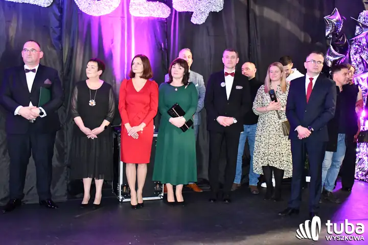 "Norwidziaki, niech ta noc zawsze pozostanie w naszych sercach". Studniówka I LO w Wyszkowie (VIDEO)