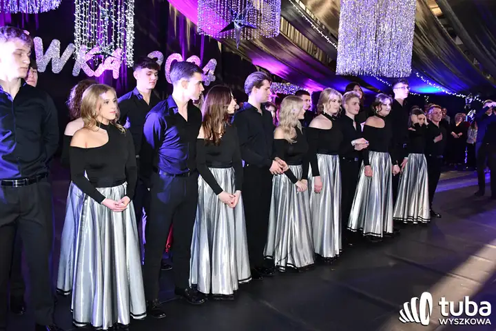 "Norwidziaki, niech ta noc zawsze pozostanie w naszych sercach". Studniówka I LO w Wyszkowie (VIDEO)