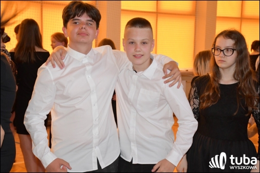 Ósmoklasiści bawili się na balu (VIDEO)