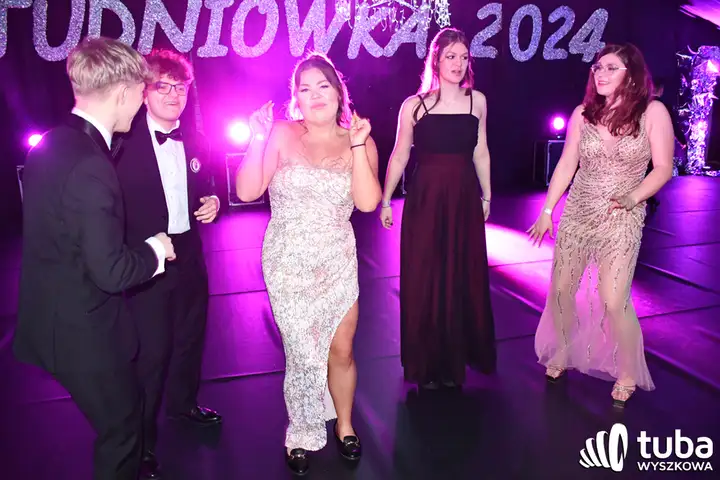 "Norwidziaki, niech ta noc zawsze pozostanie w naszych sercach". Studniówka I LO w Wyszkowie (VIDEO)