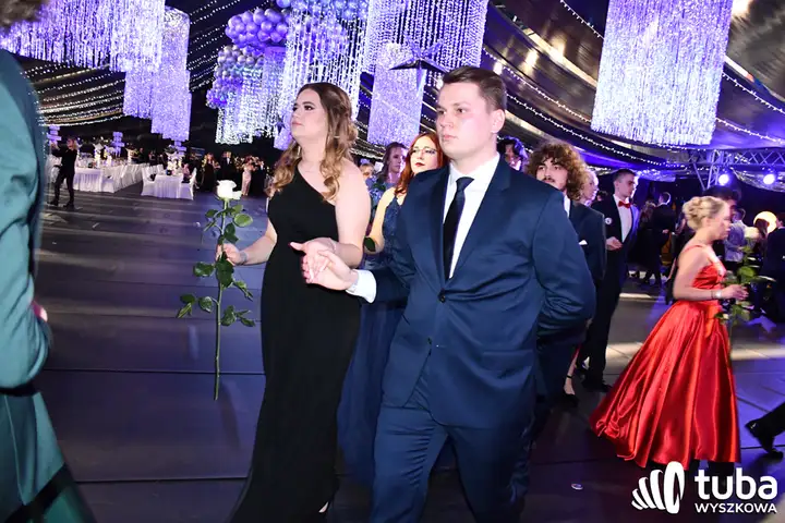 "Norwidziaki, niech ta noc zawsze pozostanie w naszych sercach". Studniówka I LO w Wyszkowie (VIDEO)