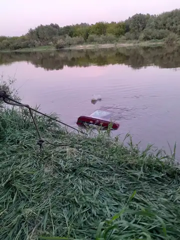 Mercedes stoczył się do rzeki (VIDEO)