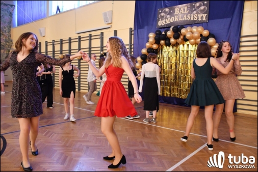 Ósmoklasiści bawili się na balu (VIDEO)