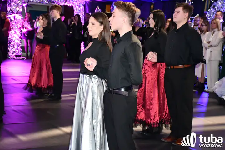 "Norwidziaki, niech ta noc zawsze pozostanie w naszych sercach". Studniówka I LO w Wyszkowie (VIDEO)