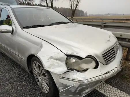 Trzy kolizje, siedem rozbitych pojazdów. Kierowcy nie zachowali odstępu 