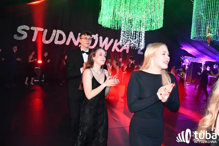 "Norwidziaki, niech ta noc zawsze pozostanie w naszych sercach". Studniówka I LO w Wyszkowie (VIDEO)