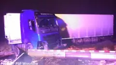 Ciężarówka wypadła z drogi