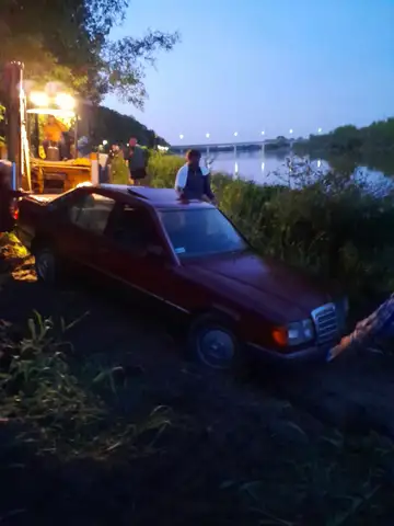 Mercedes stoczył się do rzeki (VIDEO)