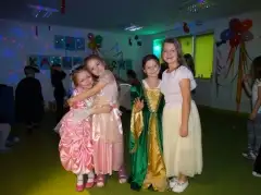 Bal karnawałowy w "Language" 