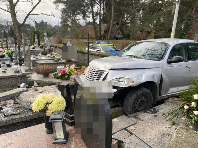 Staranował ogrodzenie cmentarza i nagrobki