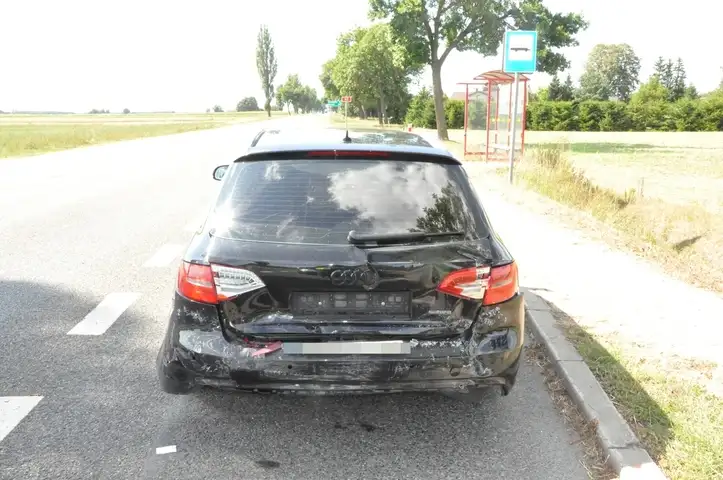 Najechał na audi, które przepuszczało pieszego 
