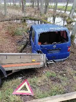 Wjechał do rowu z wodą