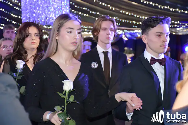 "Norwidziaki, niech ta noc zawsze pozostanie w naszych sercach". Studniówka I LO w Wyszkowie (VIDEO)