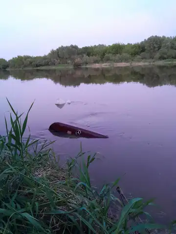 Mercedes stoczył się do rzeki (VIDEO)