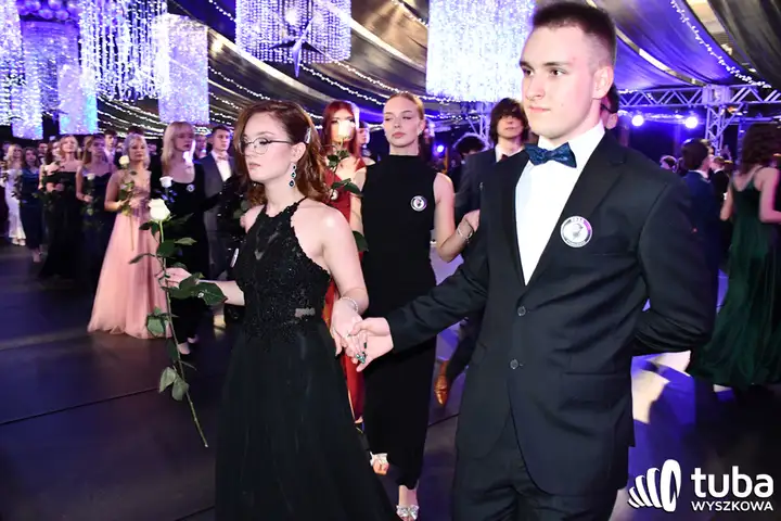 "Norwidziaki, niech ta noc zawsze pozostanie w naszych sercach". Studniówka I LO w Wyszkowie (VIDEO)