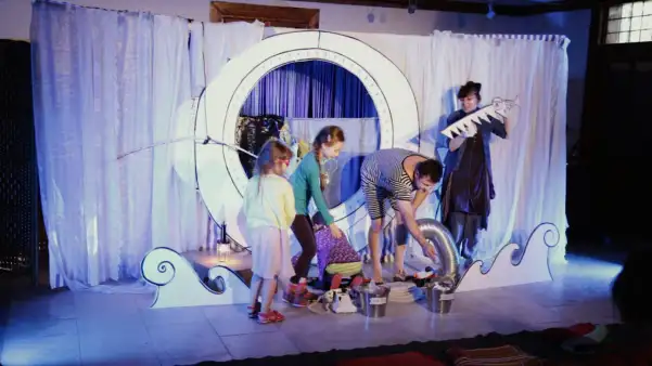 Pan Hilary zaprasza do teatru!