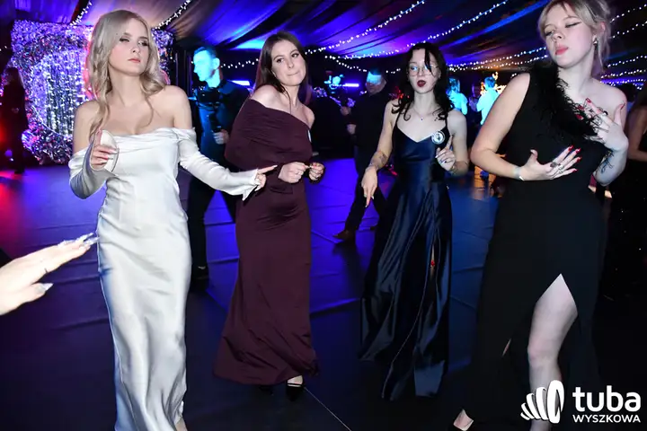 "Norwidziaki, niech ta noc zawsze pozostanie w naszych sercach". Studniówka I LO w Wyszkowie (VIDEO)