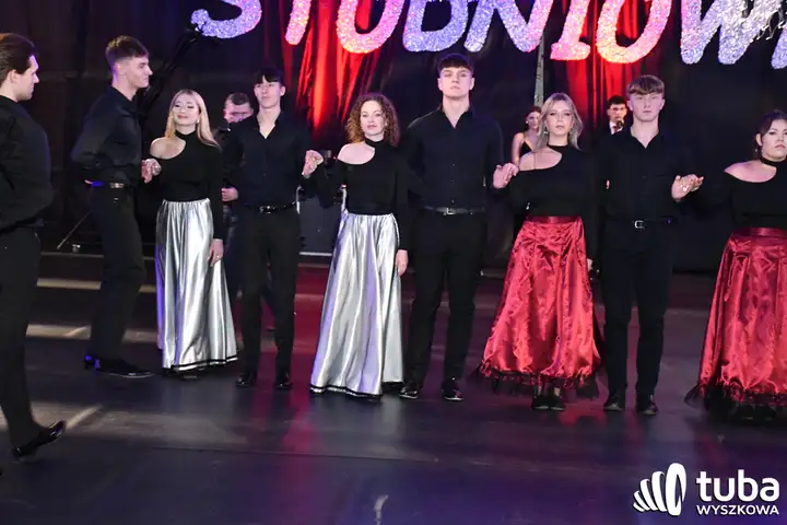"Norwidziaki, niech ta noc zawsze pozostanie w naszych sercach". Studniówka I LO w Wyszkowie (VIDEO)