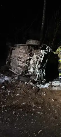 Auto dachowało, kierowca uciekł 