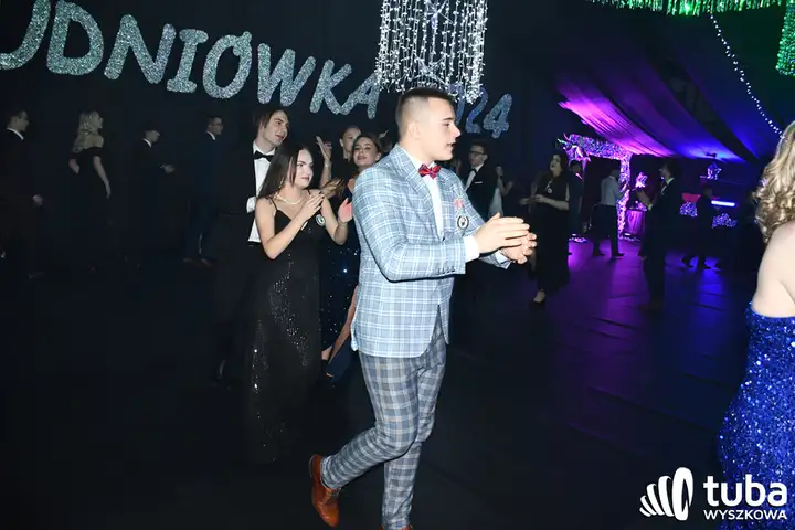 "Norwidziaki, niech ta noc zawsze pozostanie w naszych sercach". Studniówka I LO w Wyszkowie (VIDEO)