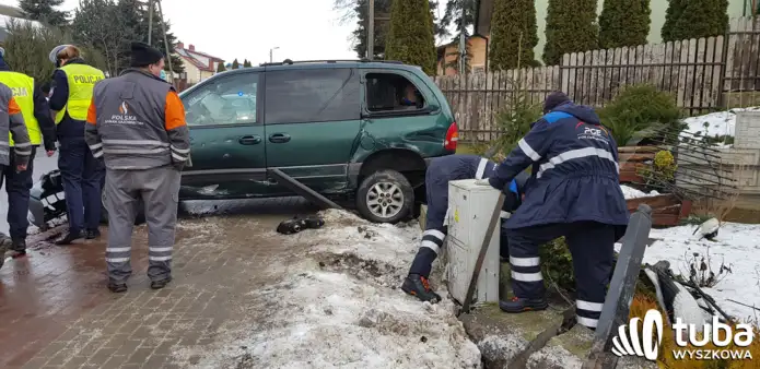 Wypadła z drogi na łuku