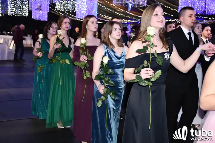 "Norwidziaki, niech ta noc zawsze pozostanie w naszych sercach". Studniówka I LO w Wyszkowie (VIDEO)