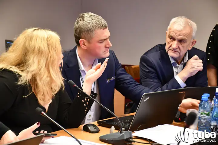 Dodatki kwotowo czy procentowo? Radni podzieleni